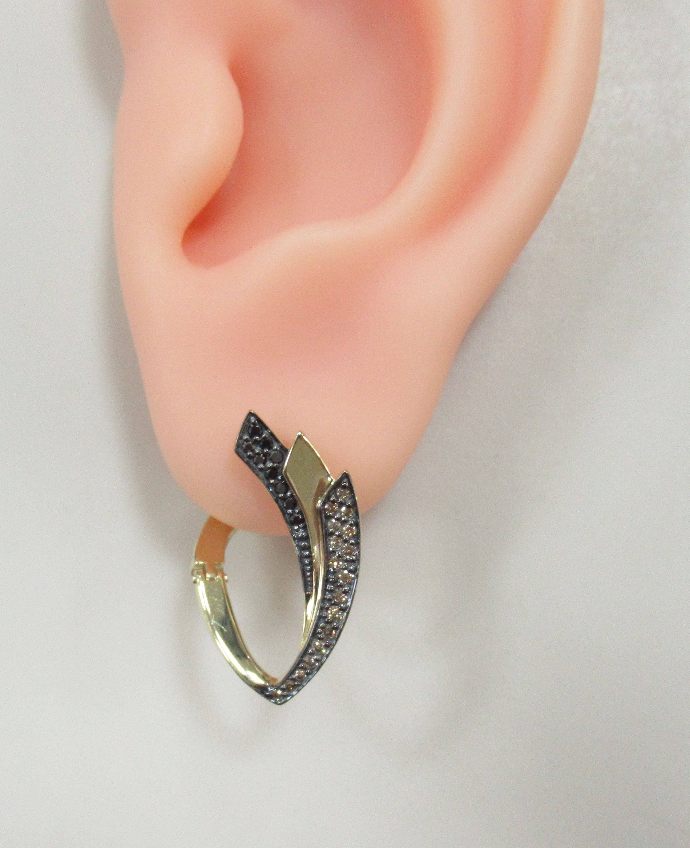 Серьги из желтого золота с коньячными и черными бриллиантами